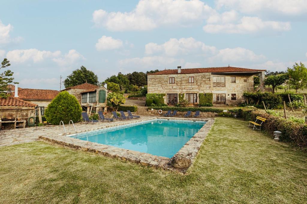 萨尔Quinta de Santo Antonio的房屋前带游泳池的大院子