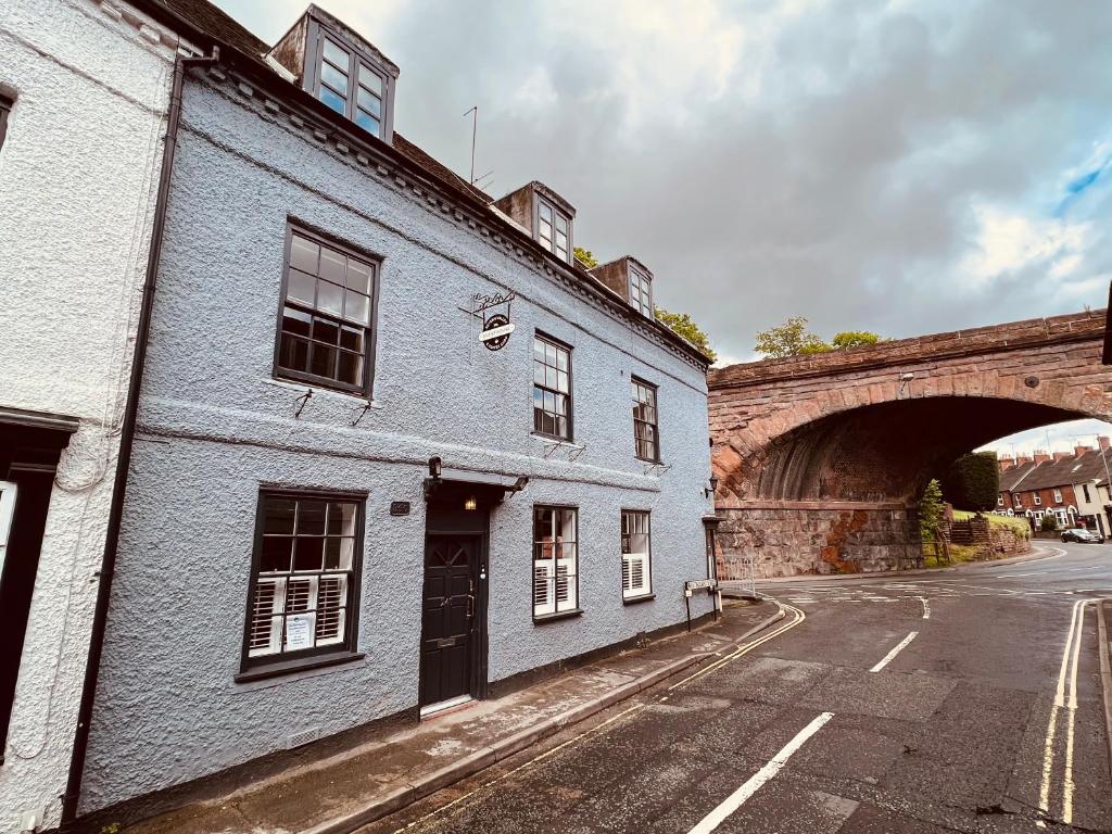 布由德利Severn Valley Guest House的一条空的街道,有一座建筑和一座桥梁