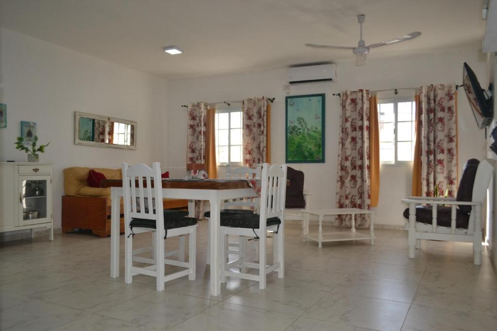 科连特斯Pai Pajarito的客厅配有白色的桌子和椅子