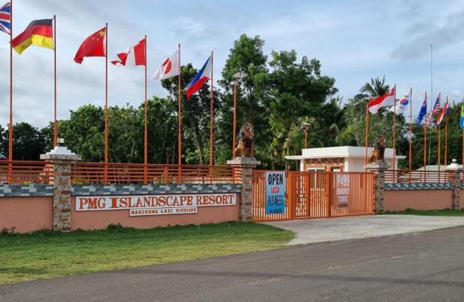 锡基霍尔PMG Islandscape Resort的一群旗帜在栅栏前飘扬