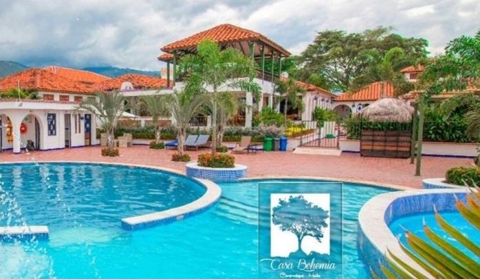 CampoalegreCASA BOHEMIA - Hotel Spa Viñedo Cervecería Restaurante Piscina的度假村前的大型游泳池