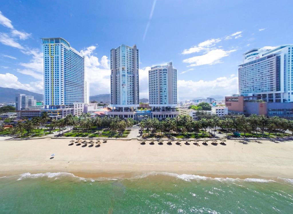 芽庄The Sea Luxury Nha Trang Apartment的享有海滩和高楼的景色