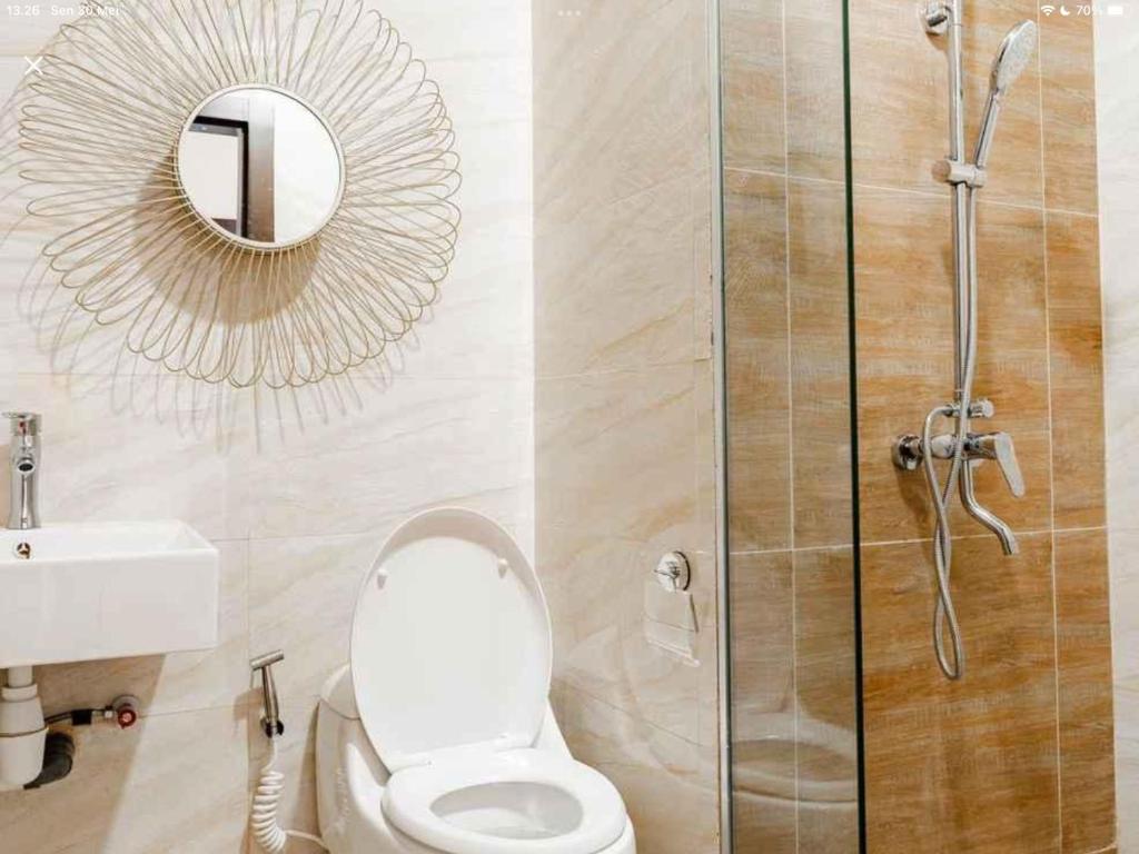 名古屋SLEPTOPIA At Formosa Residence new best cozy place in town的浴室设有卫生间和墙上的镜子。