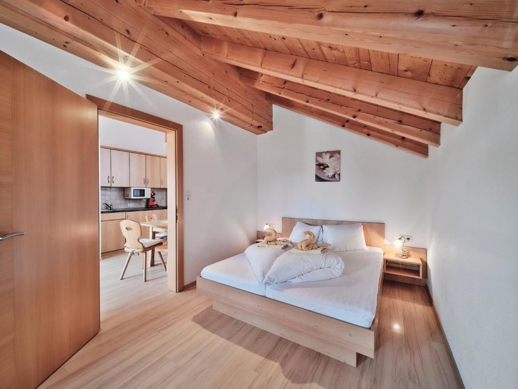 凯撒山麓舍福贝佳斯霍夫巴恩斯塔旅馆的一间卧室设有一张木天花板床。