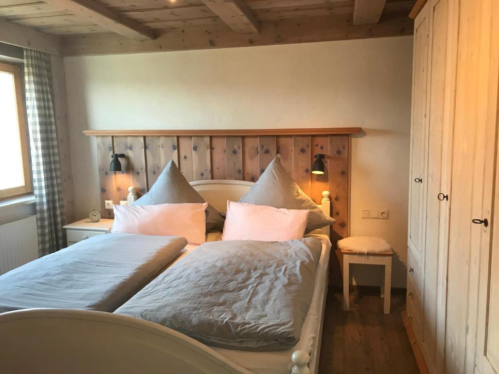 巴特武尔察赫Bei uns im Allgäu的一间卧室配有两张带枕头的床。