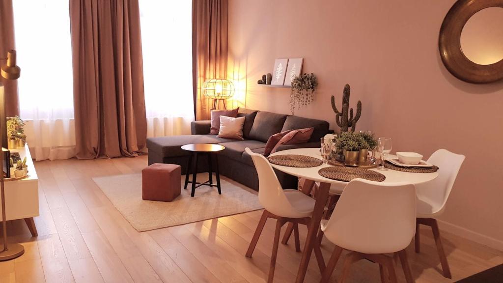 安特卫普BnB Antwerpen - CHARMANT的客厅配有沙发和桌椅