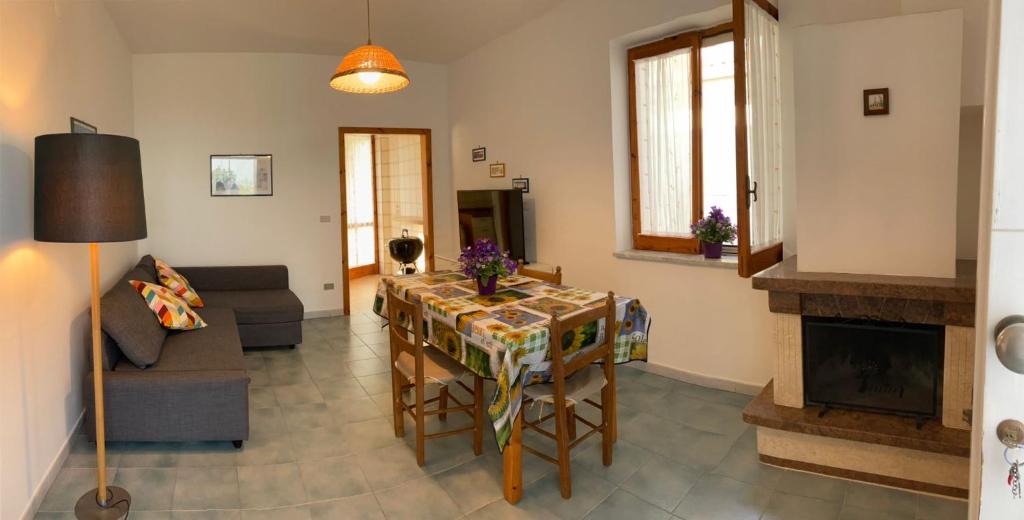 帕利努罗Villa Carmela的客厅配有桌子和沙发