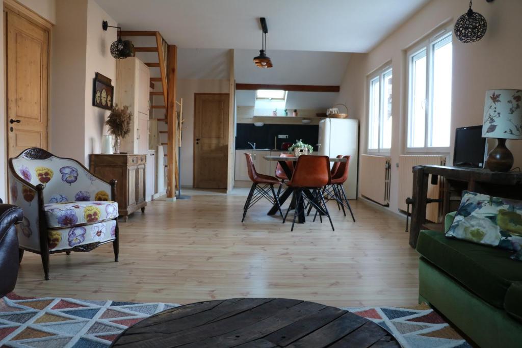 阿勒瓦尔la maison du haut de Freydon Ambiance Scandinave的客厅设有厨房、桌子和椅子