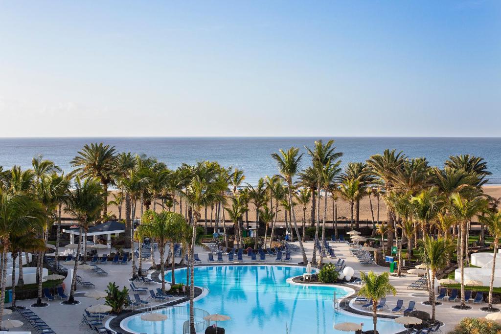 卡门港拉赫里亚时尚酒店的享有棕榈树和游泳池度假村的空中景致