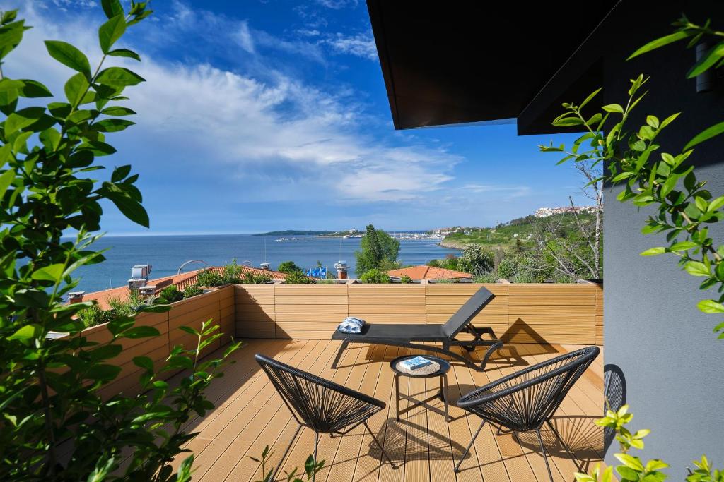 索佐波尔Viva Mare Beach Hotel by Santa Marina的一个带桌椅的海景阳台