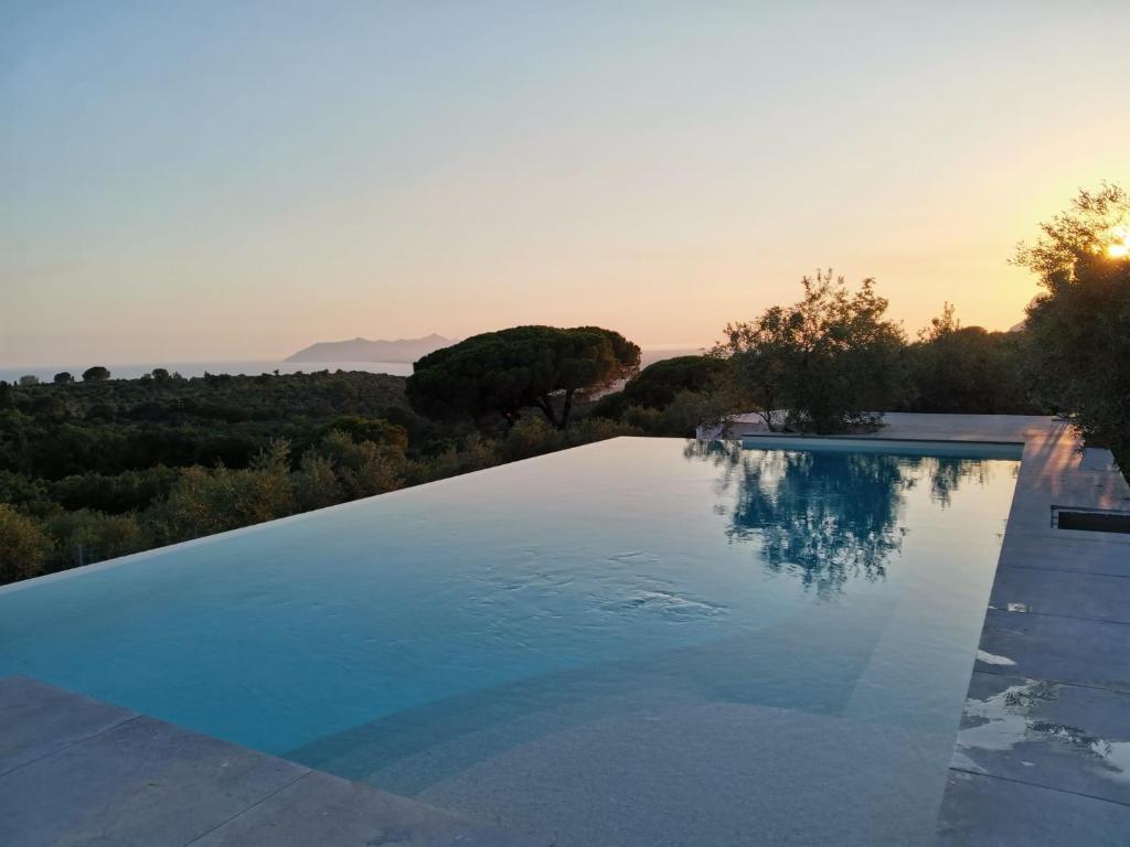 泰拉奇纳Villa Letizia的一座享有日落美景的游泳池