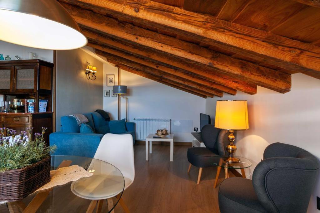 锡古恩萨中世纪顶级公寓的客厅配有蓝色的椅子和桌子