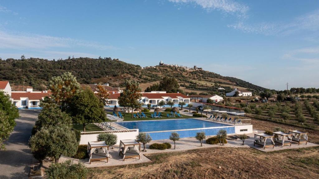 蒙萨拉什Vila Planicie的享有带游泳池的度假村的空中景致