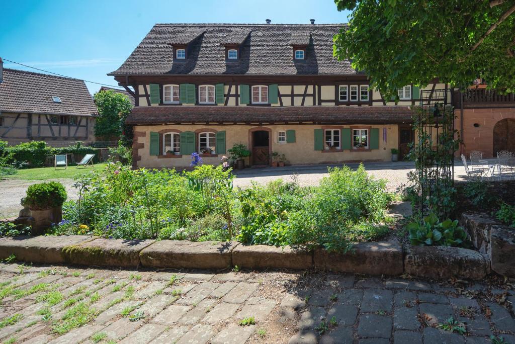 ImbsheimAu Fil du Temps的一座带花园的古老房子