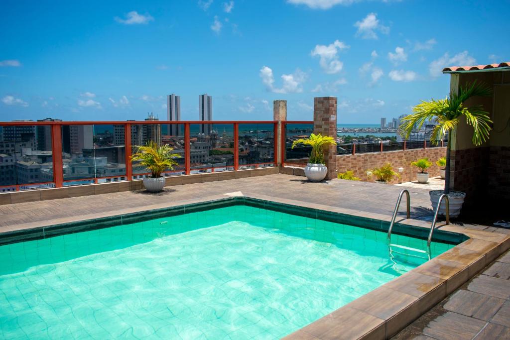 累西腓Rede Andrade Plaza Recife的建筑物屋顶上的游泳池