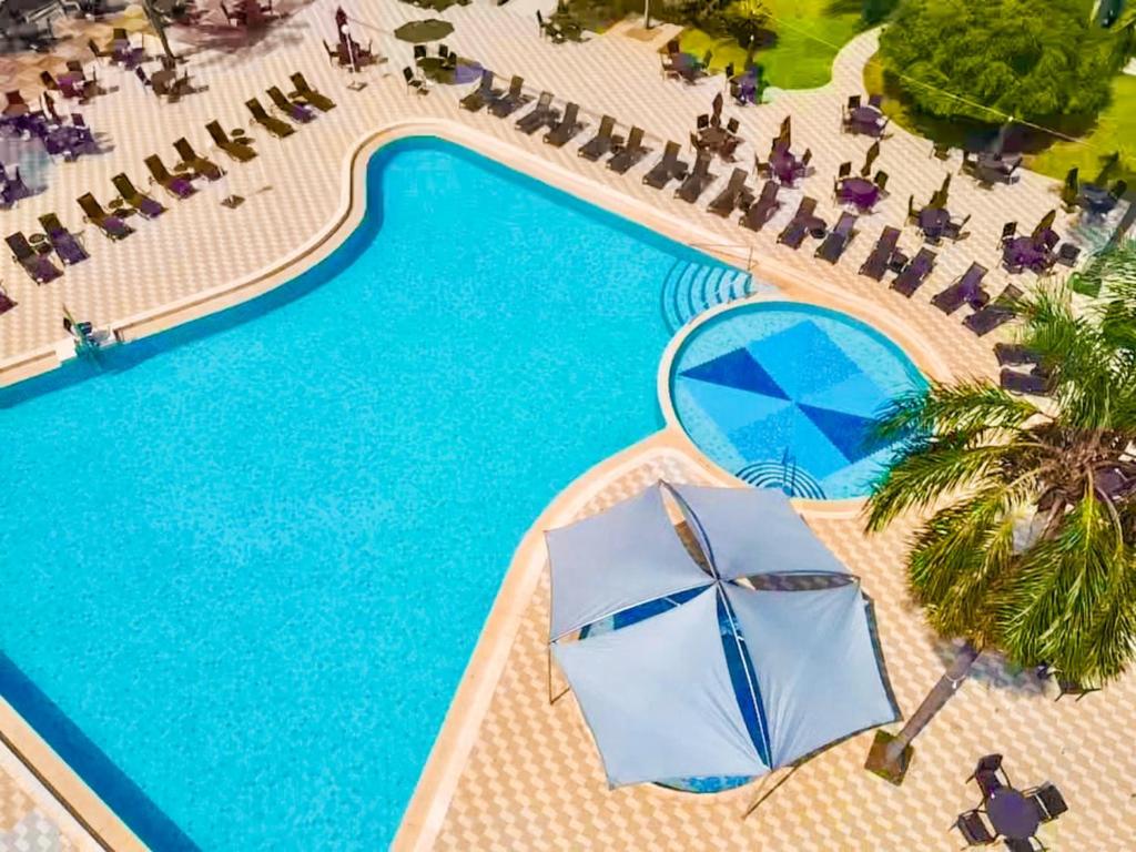 伊瓜苏Grand Carimã Resort & Convention Center的享有度假村游泳池的顶部景致