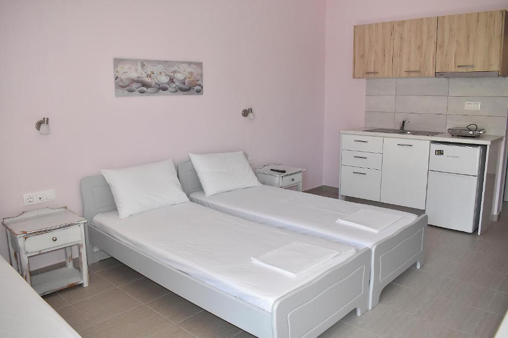 帕拉利亚卡泰里尼斯Giorgos-Fenia Apartments的客厅设有白色沙发,厨房设有