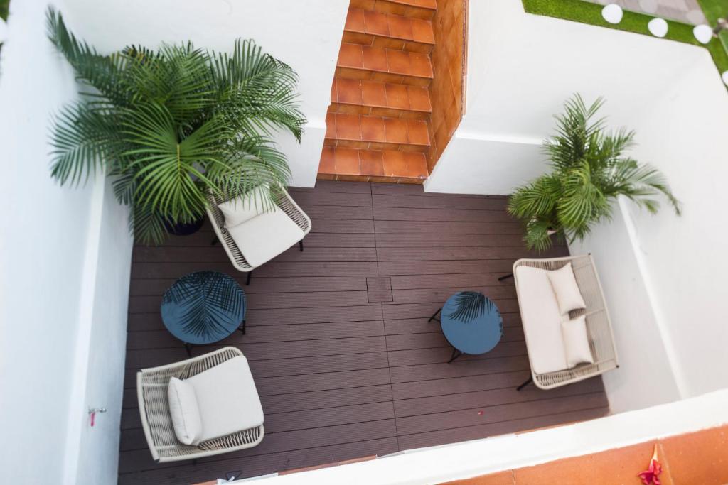 内尔哈Abril Nerja的享有大楼内椅子和棕榈树的上方景色