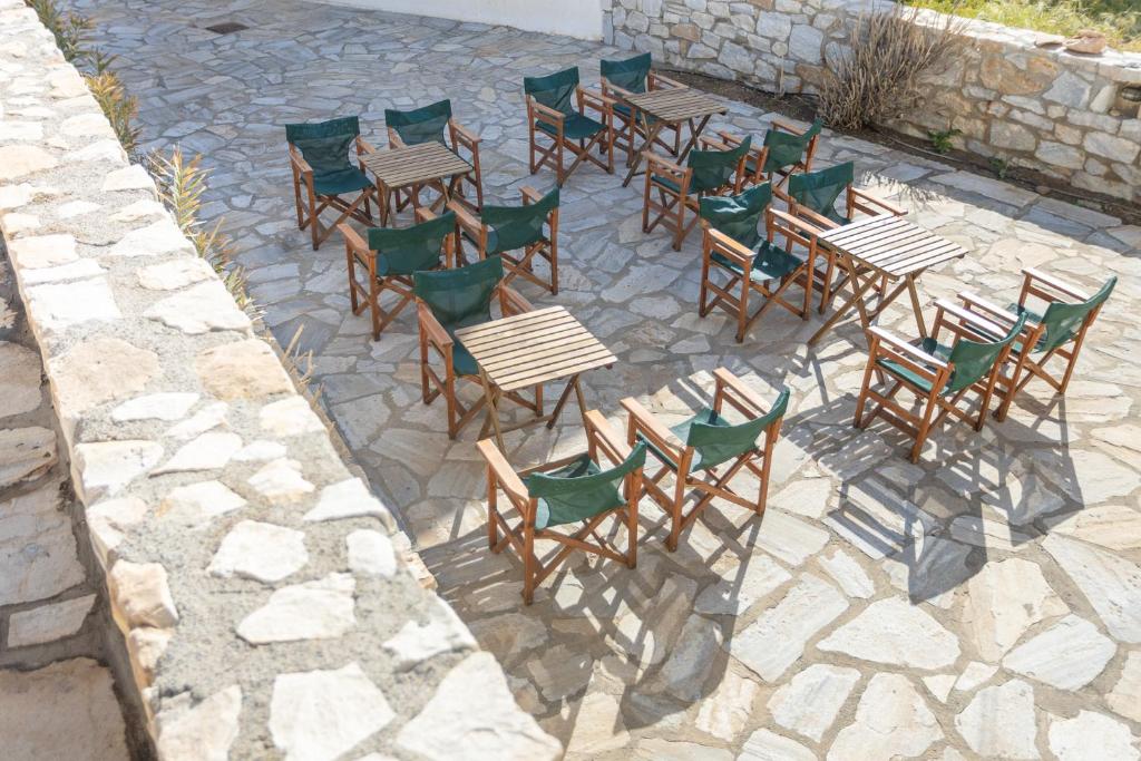阿波罗Akti Apollona的石头庭院里的一组木桌和椅子