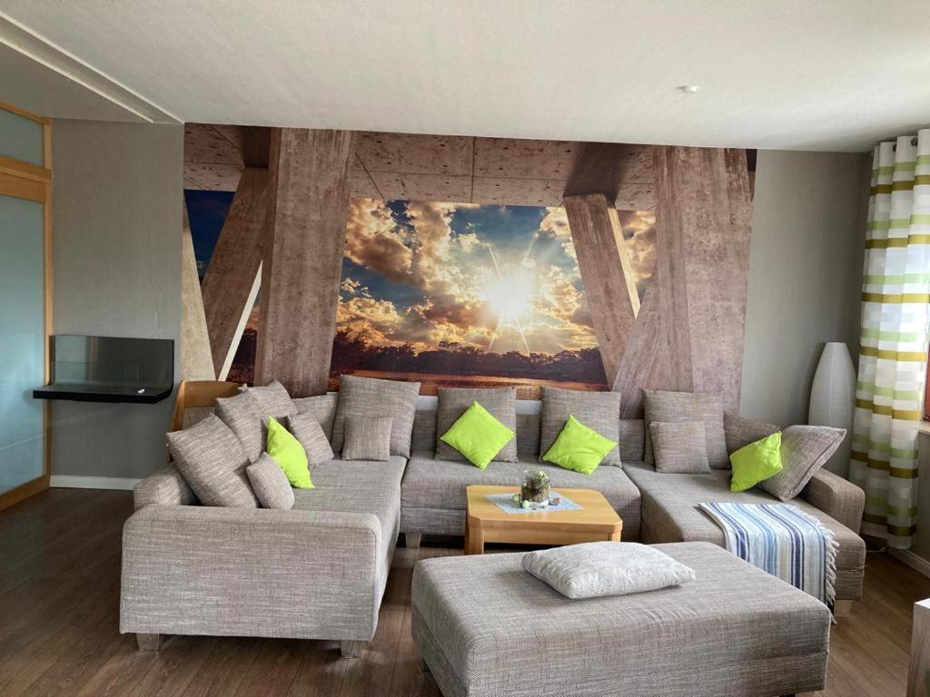 ZislowAdlerhorst的客厅配有沙发和墙上的绘画