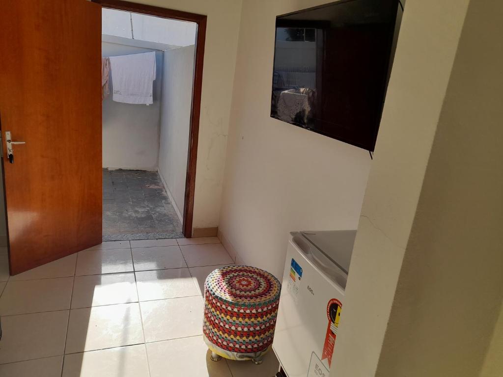 乌贝兰迪亚Suítes Saraiva的走廊上设有门和凳子的房间