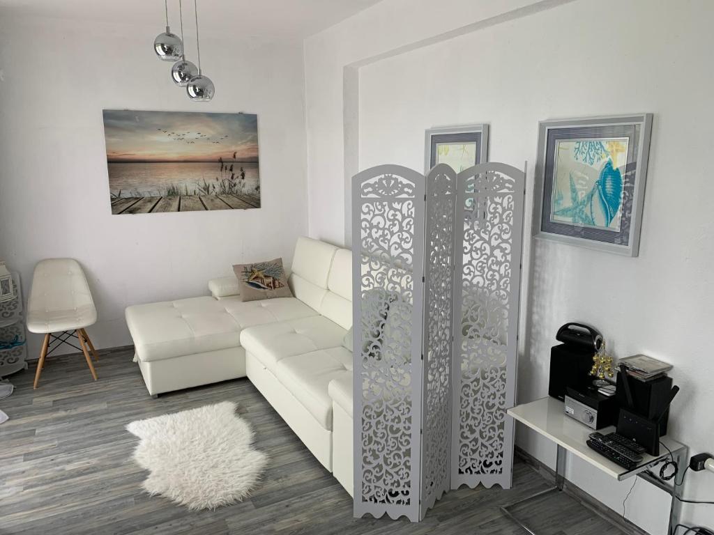 普里莫尔斯科Oasis by the Sea的客厅配有白色的沙发和桌子