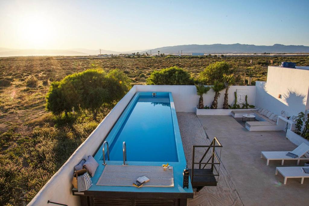 阿尔么丽亚Exclusivo cortijo con piscina privada的沙漠中的一个游泳池