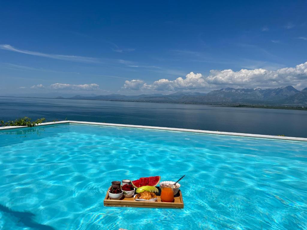 ŠirokaLake Breeze Villa with a Pool & Magnificent Views的游泳池,水中放着一盘食物