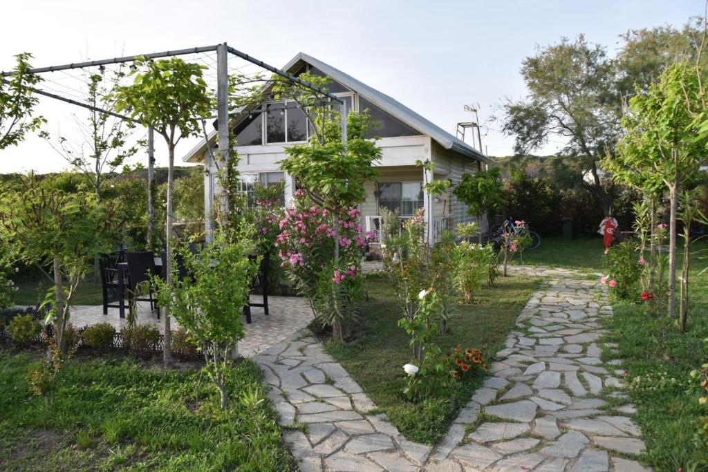 维利波吉Beachfront, Tirana Guest House的房屋前的花园