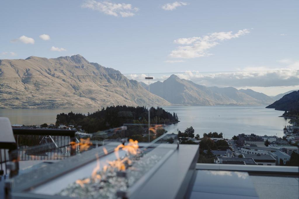 皇后镇The Carlin Boutique Hotel的阳台享有湖泊和山脉的景致。