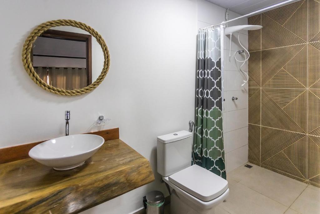 萨利诺波利斯Flow House的一间带水槽、卫生间和镜子的浴室