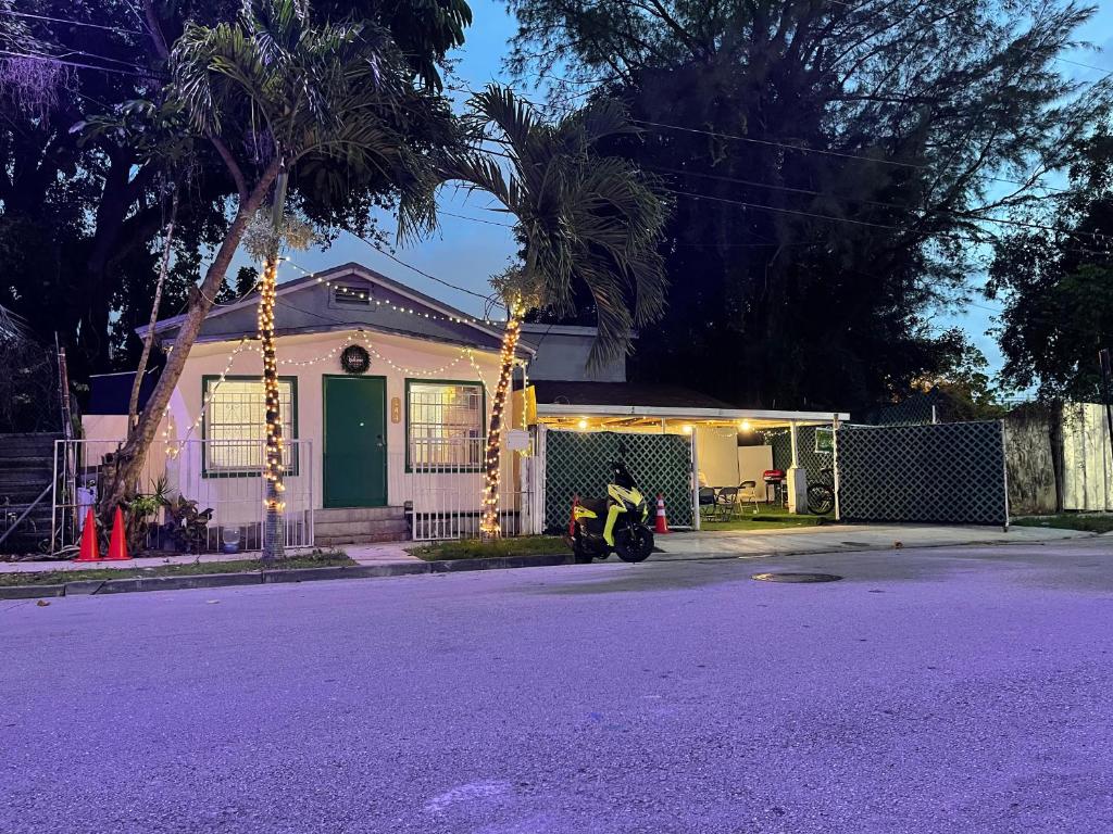 迈阿密OQP Vacations Miami的停在房子前面的轻便摩托车