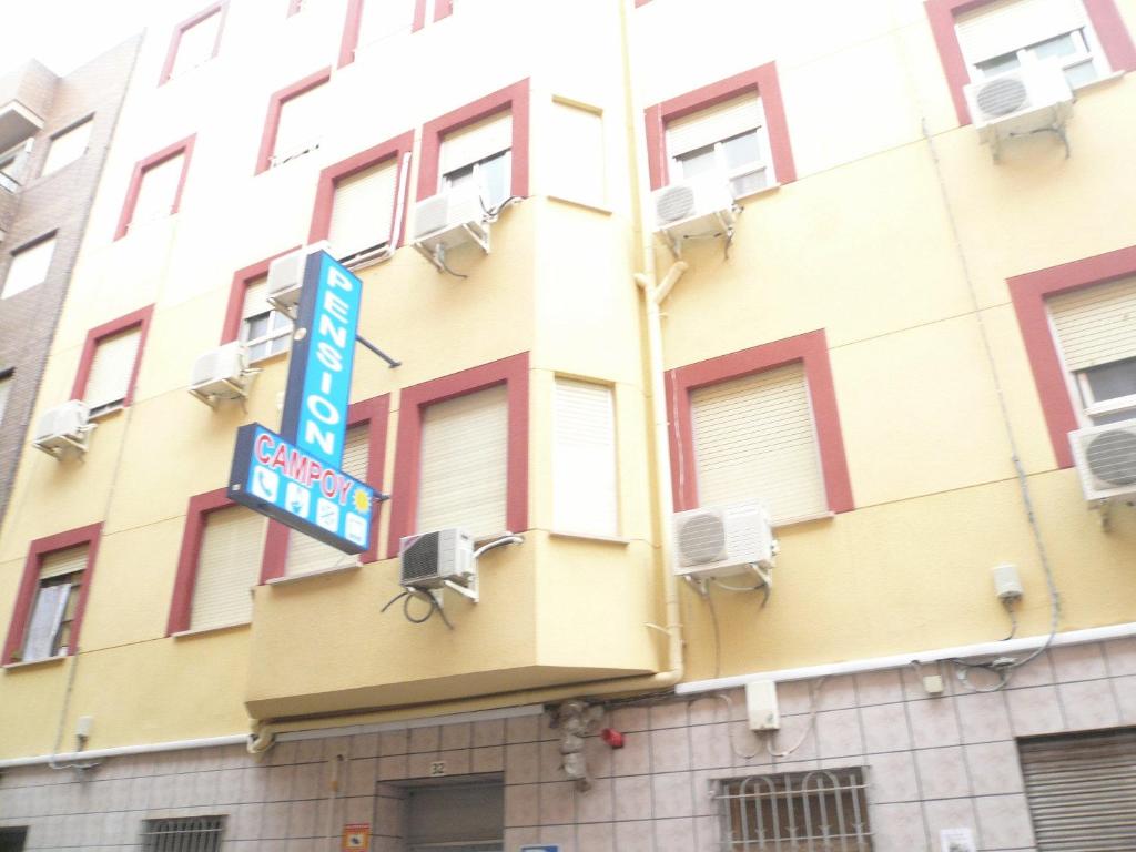 穆尔西亚坎波伊膳食公寓酒店的建筑的侧面有蓝色标志