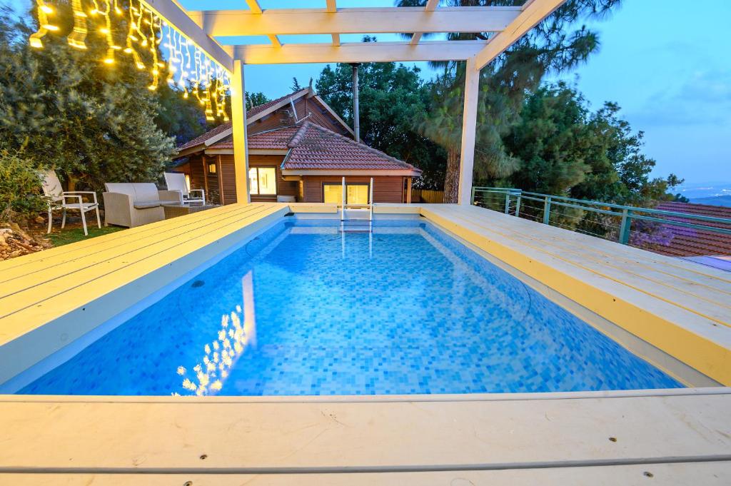 埃米瑞姆梦境酒店的一座房子里带凉棚的游泳池