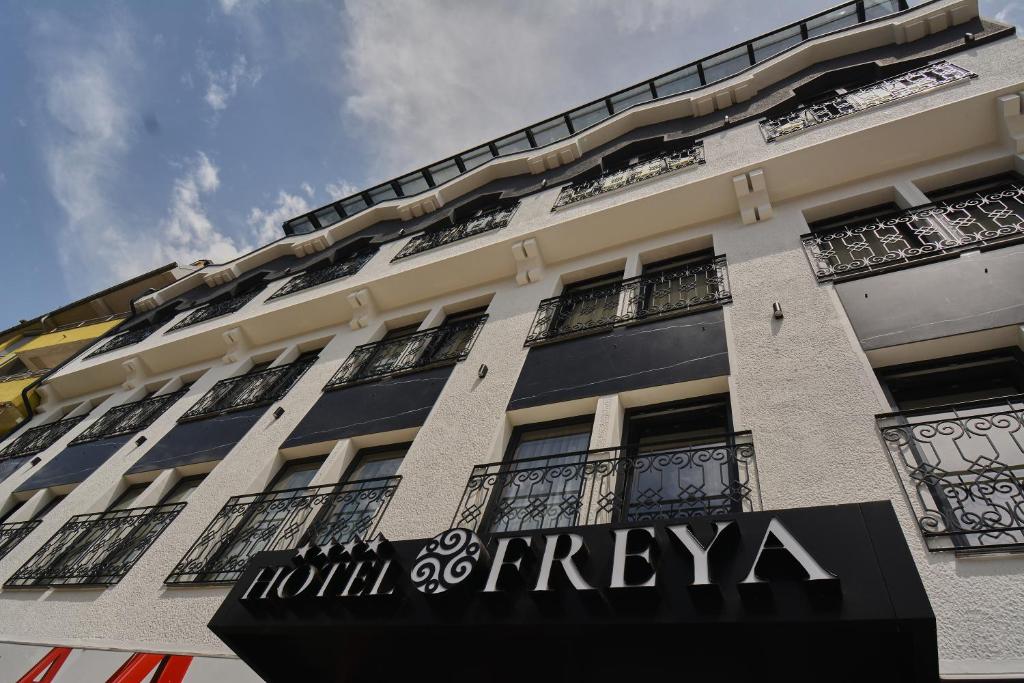 斯特鲁加Hotel Freya的建筑的侧面有标志