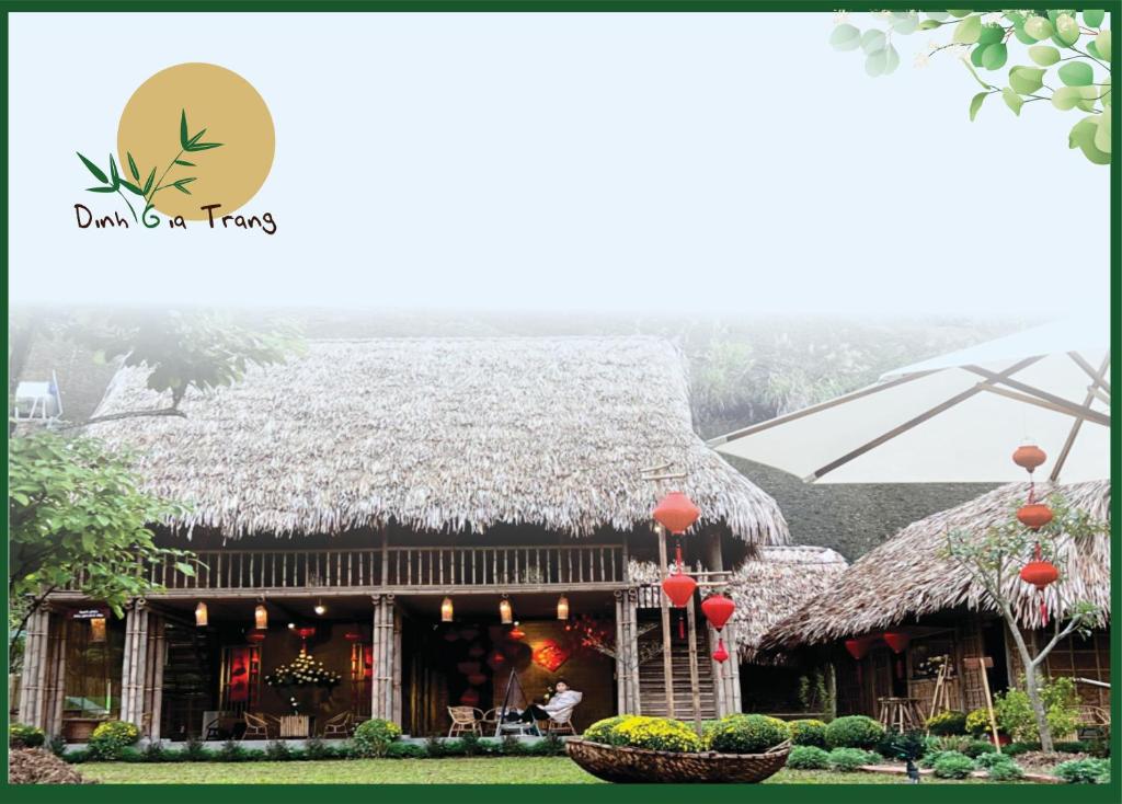 Thế RươngDinh Gia Trang - Homestay & Coffee的茅草屋顶的房屋,有红色灯笼