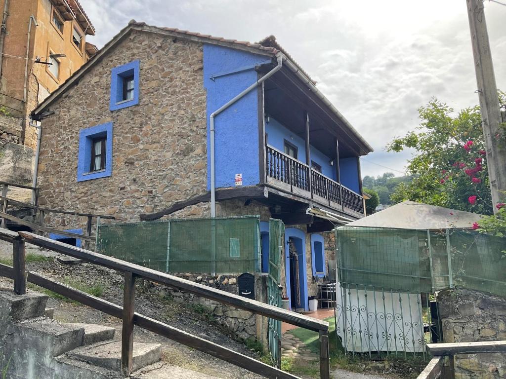兰格雷奥La casita azul的蓝色房子的顶部设有阳台