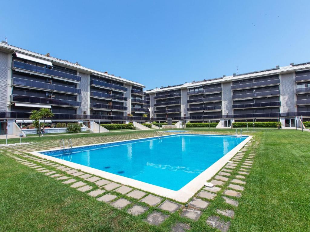 圣安东尼奥·德·卡隆Apartment El Jardi del Mar的一座大楼前空的游泳池