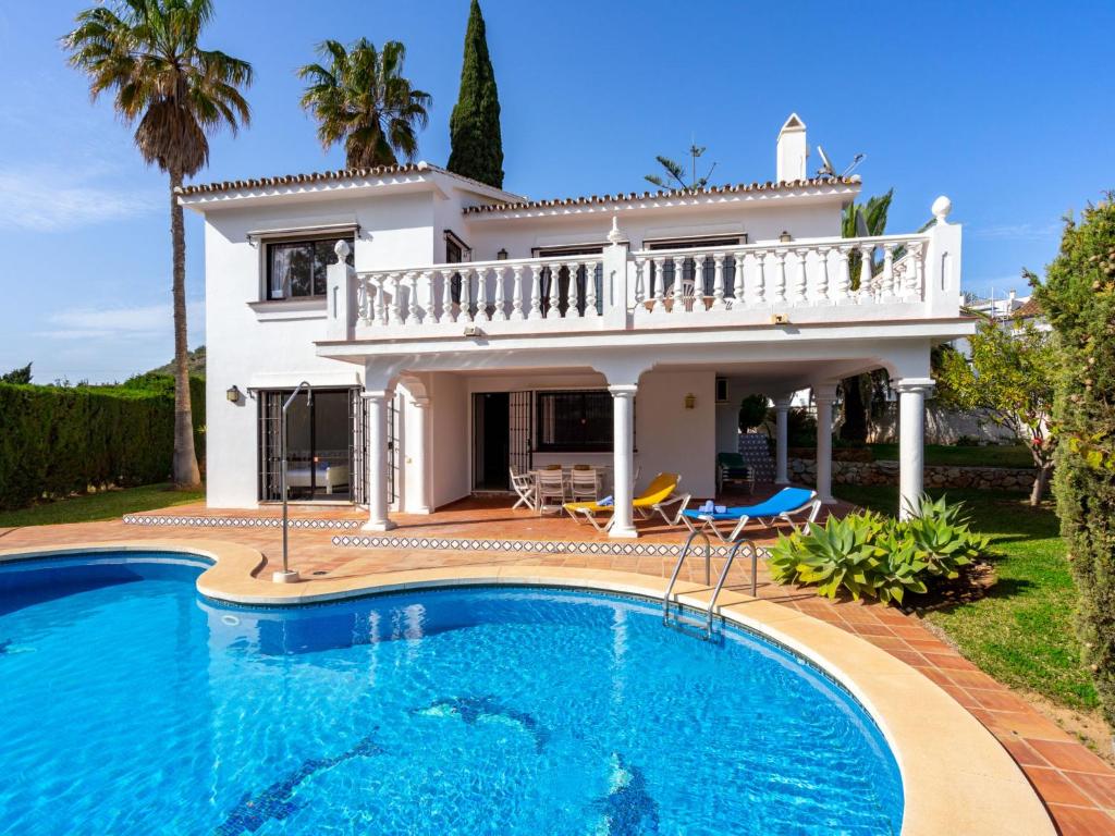 米哈斯科斯塔Villa Querida by Interhome的别墅前设有游泳池