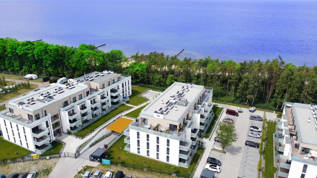 里沃VOJCAR Apartments的两座白色建筑和大海的顶部景观