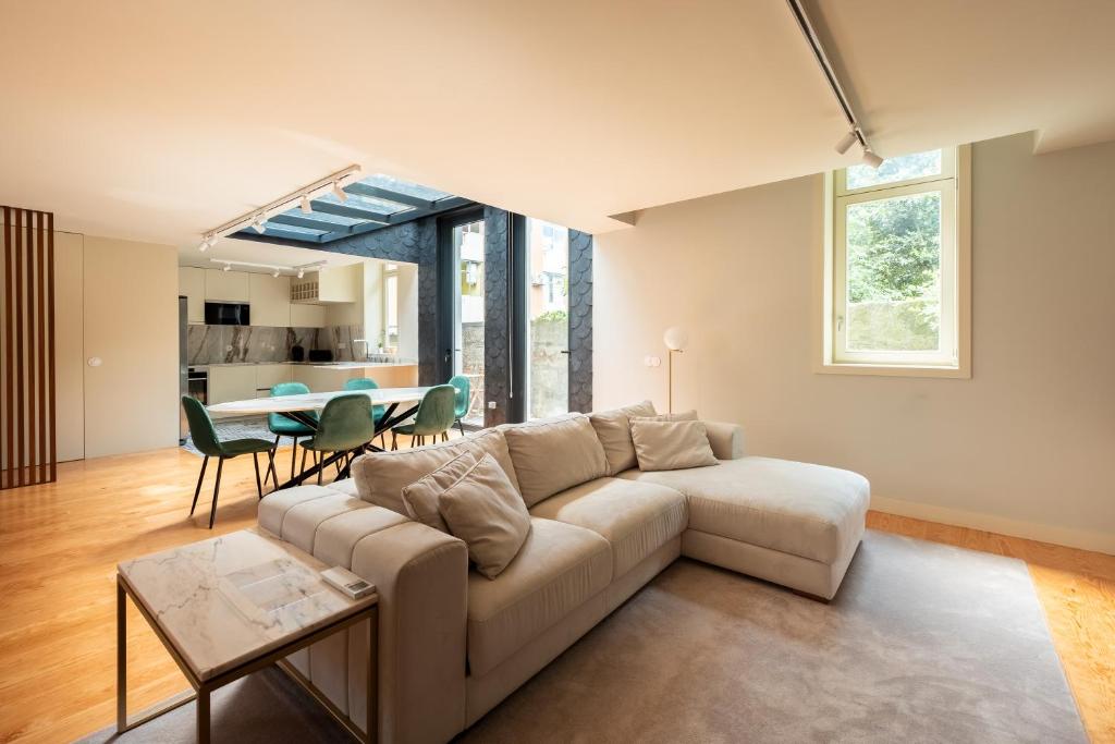 波尔图Oporto INNside House的客厅配有沙发和桌子