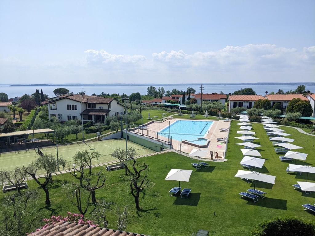 莫尼加派美雅公寓酒店的享有带遮阳伞和游泳池的网球场的空中景致