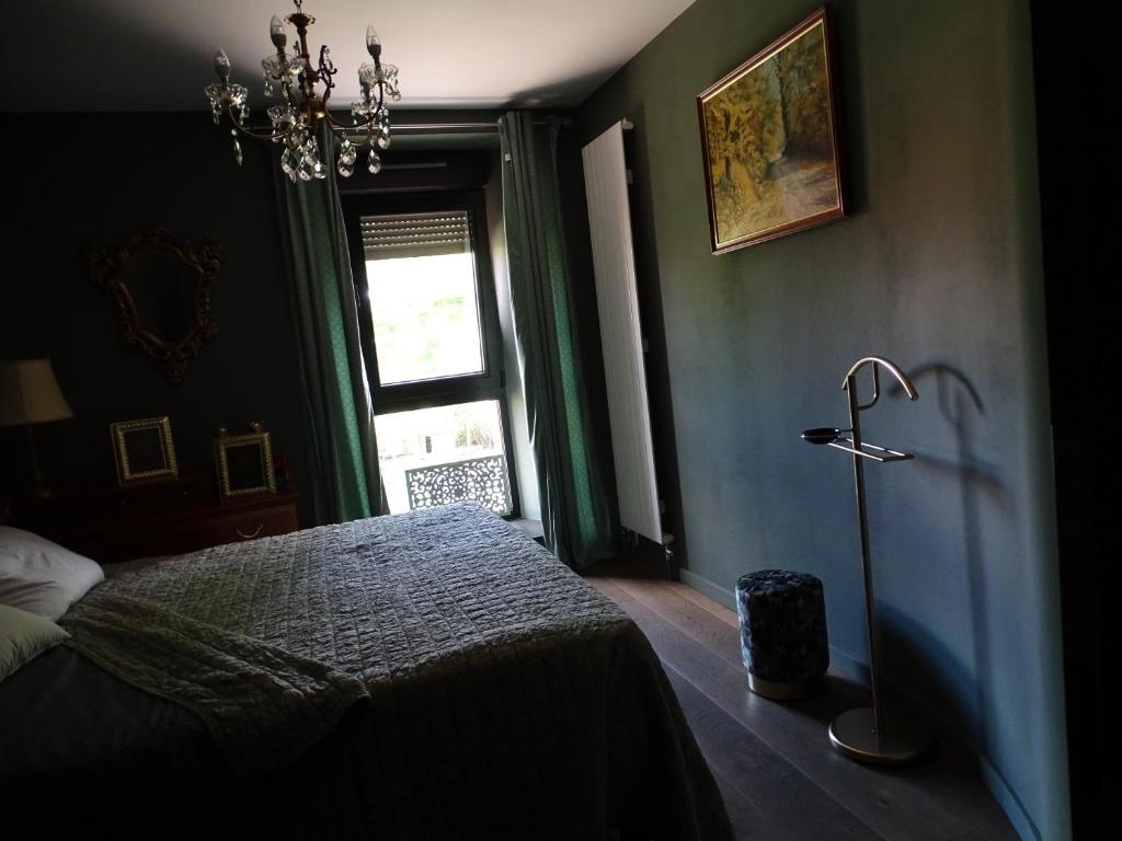 法勒斯堡BOIS DE CHENES HOUSE的一间卧室配有一张床和一盏灯