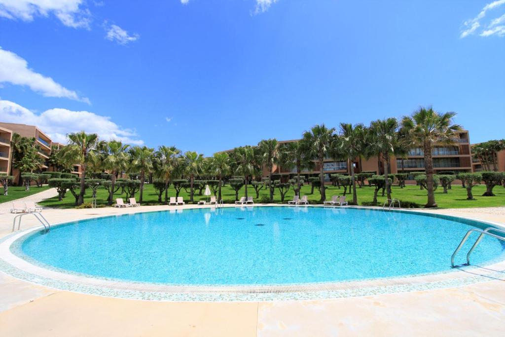 吉亚Albufeira Salgados Premium 1 With Pool by Homing的棕榈树度假村内的大型游泳池