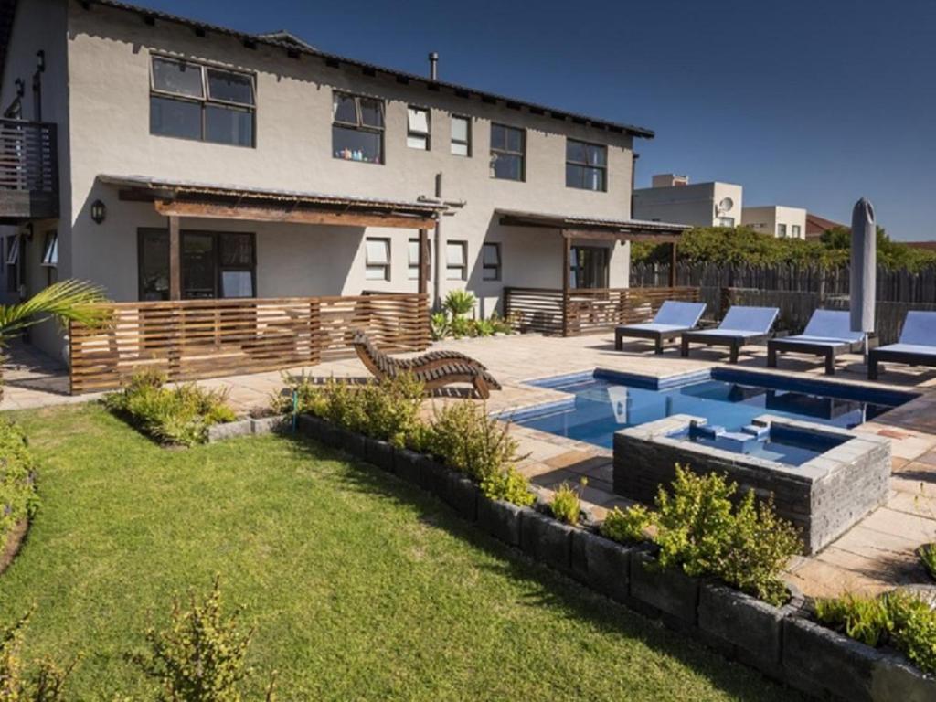 塞吉菲尔德Afrovibe Beach Villa的一个带游泳池和房子的后院