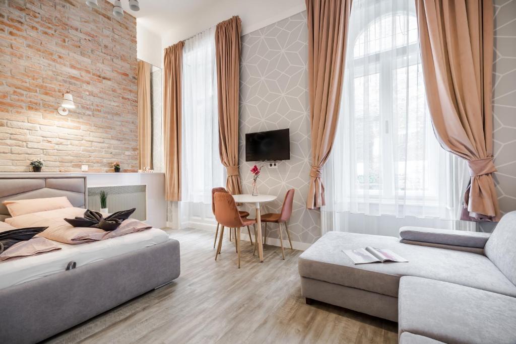 布达佩斯ELISABETH 50 AIRCON DOWNTOWN APARTMENT的客厅配有床和沙发