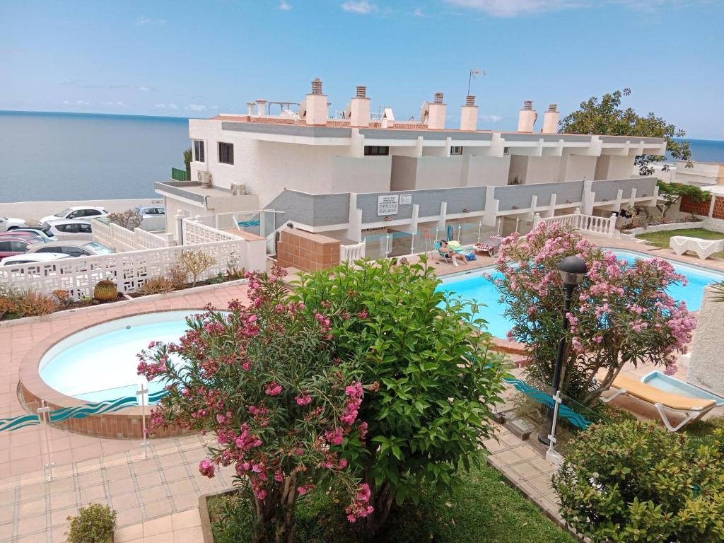 圣阿古斯丁EL MORRO SEA VIEW APARTMENT的一座带游泳池和大楼的度假村