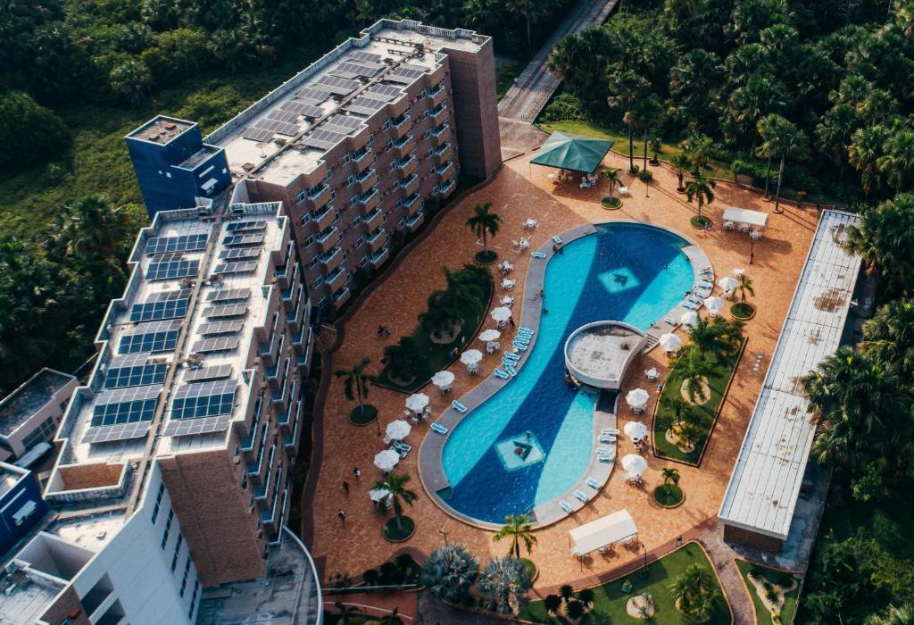 巴雷里尼亚斯Gran Lençois Flat的享有酒店上方的游泳池景致