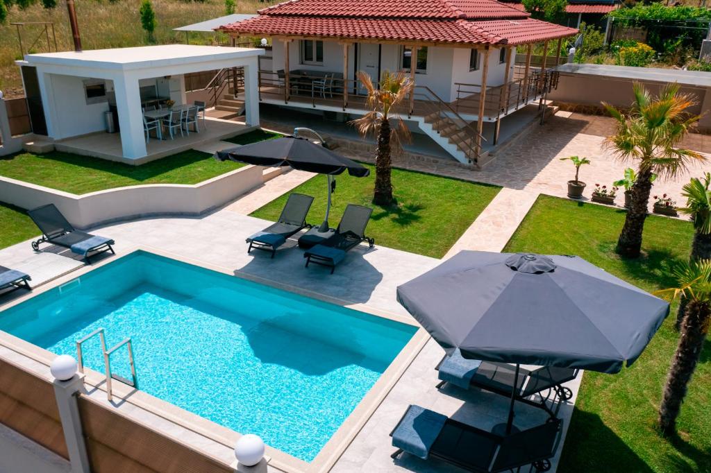 VergiaVilla Liana , private Villa with pool and garden的享有带遮阳伞和房屋的游泳池的顶部景致