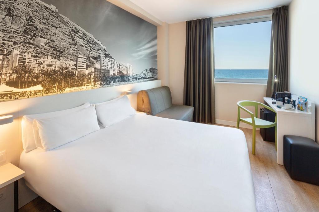 阿利坎特B&B HOTEL Alicante的酒店客房设有一张床,享有海景。